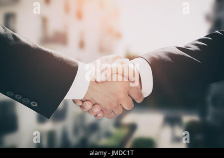 Business handshake, la gente di affari accordo. Trattare investor convengono agente immobiliare concept Foto Stock