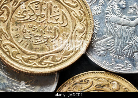 Close up foto di dinari tunisini, profondità di campo. Foto Stock