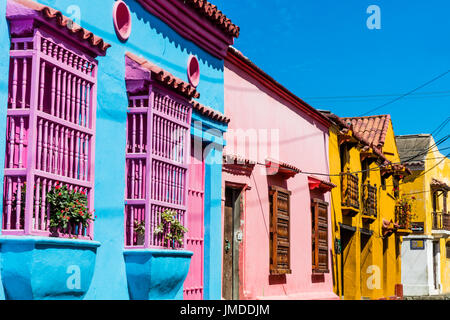 Colorate strade di Getsemani aera di Cartagena de Indias los Bolivar in Colombia Sud America Foto Stock