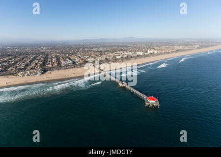 Antenna di Huntington Beach Pier sulla contea di Orange Coast della California del Sud. Foto Stock