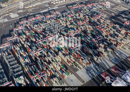 Long Beach, California, Stati Uniti d'America - 10 Luglio 2017: vista aerea del contenitore di carico le pile al Porto di Long Beach nei pressi di Los Angeles, California. Foto Stock