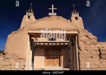 San Jose de Gracia chiesa cattolica a Las Trampas è una delle attrattive storiche lungo la panoramica strada elevata a Taos nella parte nord del New Mexico Foto Stock