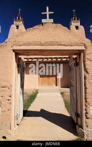 San Jose de Gracia chiesa cattolica a Las Trampas è una delle attrattive storiche lungo la panoramica strada elevata a Taos nella parte nord del New Mexico Foto Stock