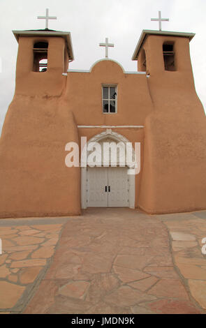 San Francisco de Asis chiesa cattolica nella storica Ranchos de Taos, New Mexico settentrionale Foto Stock