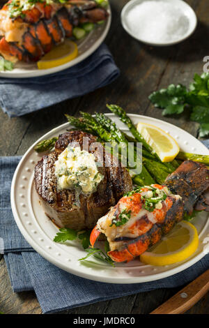 In casa la bistecca e astice Surf n Turf con asparagi Foto Stock