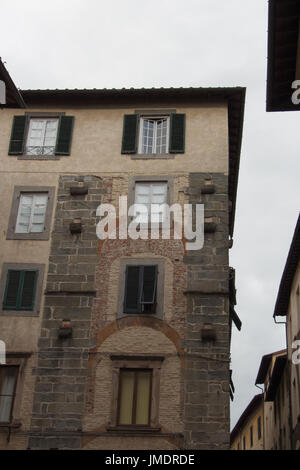 L'Italia, Lucca - 18 Settembre 2016: la vista dettagliata del vecchio edificio a Lucca il 18 settembre 2016 a Lucca, Toscana, Italia. Foto Stock