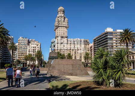 MONTEVIDEO, Uruguay - Feb 24, 2016: Plaza Independencia e il Palacio Salvo - Montevideo, Uruguay Foto Stock