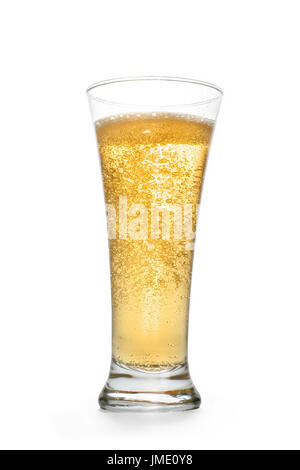 Golden spumeggiante bevanda in vetro di alta. Isolato su bianco, percorso di clipping incluso Foto Stock
