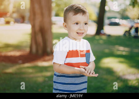 Little Boy 7 anno park Foto Stock