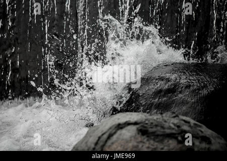 Acqua congelata caduta in natura. Il paesaggio del lago Foto Stock