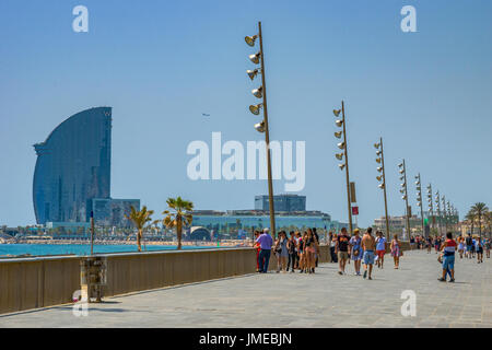 Vista panoramica Vicino alla spiaggia di Barceloneta. Barcellona ha nove Mediterraneo spiagge chiare che confinano con la città costiera per 5km/3 miglia. Barcellona, Spagna. Foto Stock