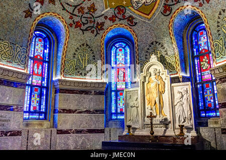 Sainte-Anne-de-Beaupre, Canada - 2 Giugno 2017: all'interno della basilica di Sainte Anne de Beaupre con statua di Saint Jean Baptiste nella camera Foto Stock