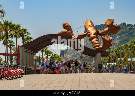 Il Gambrinus Lobster Statua in Barcellona, Spagna. Questo gigante funky boreale / aragosta statua era originariamente parte del decor al Gambrinus Foto Stock