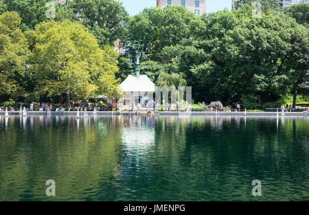 Cordoli Memorial Boathouse conservatorio e acqua per barche a vela Modello di central Park a New York City Foto Stock