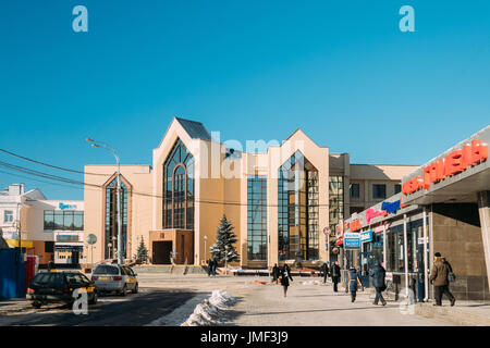 Gomel, Bielorussia. La gente camminare Vicino stazione ferroviaria Edificio nella soleggiata giornata invernale. Foto Stock