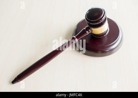 Un martello su un legno marrone desktop, diritto, avvocato e concetto di giustizia. Foto Stock
