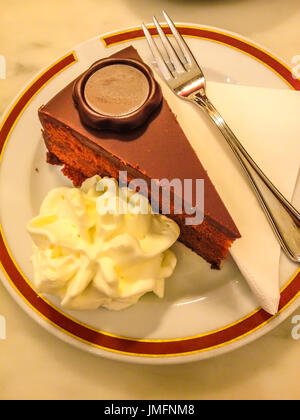 Torte, una ricca e multistrato, torta che viene riempito con la panna, il burro creme, mousse, marmellate e frutta. Normalmente, la torta raffreddata è una vetrata Foto Stock