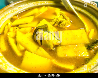 Pista Som, YELLOW CURRY zuppa con bambù e branzino pesce, Sour zuppa di pasta di Tamarindo o curcuma Foto Stock