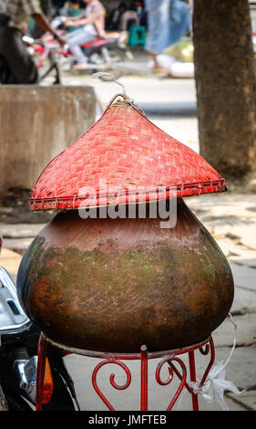 Pentola di creta con acqua per bere sulla strada di Mandalay, Myanmar. Foto Stock