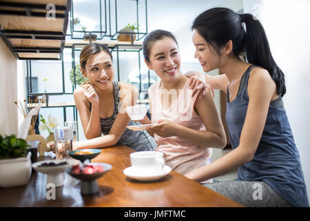 Migliore Femmina amici di bere il caffè Foto Stock