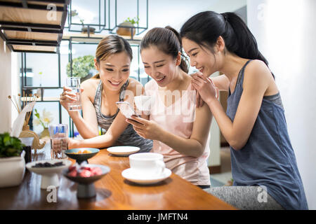 Migliore Femmina amici di bere il caffè Foto Stock