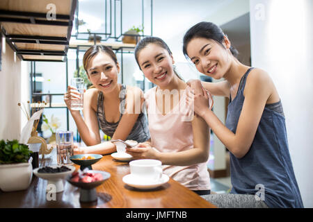 Migliore Femmina amici di bere il caffè Foto Stock