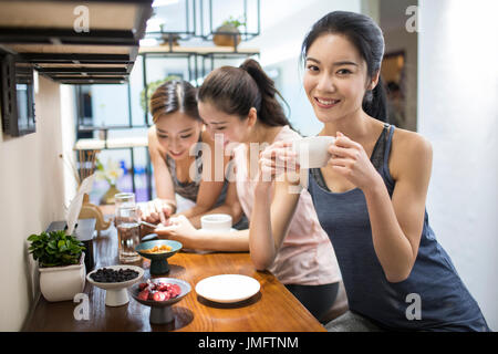 Migliore Femmina amici di bere il caffè Foto Stock