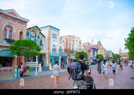 I turisti spendono il loro tempo a Main Street, U.S.A. in Hong Kong Disneyland Foto Stock