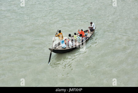 Canotto sul fiume Buriganga, Dacca in Bangladesh Foto Stock