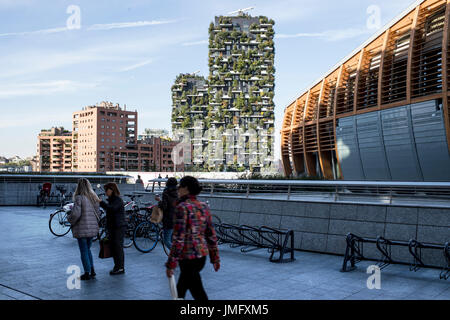 L'Italia, Lombardia, Milano, Bosco Verticale da Gae Aulenti square Foto Stock