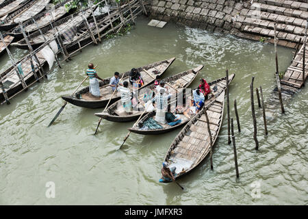 Imbarcazioni a remi a Saderghat sul fiume Buriganga, Dacca in Bangladesh Foto Stock