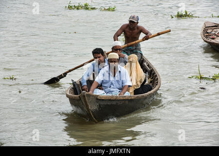 Canotto e traghettatore di anime sul fiume Buriganga, Dacca in Bangladesh Foto Stock