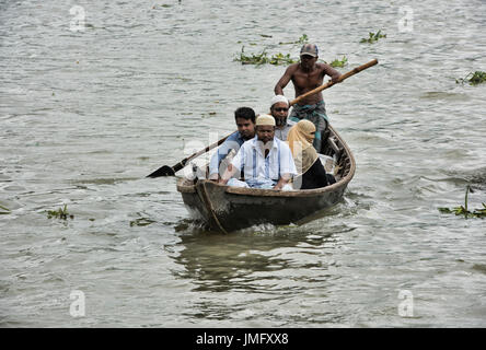 Canotto e traghettatore di anime sul fiume Buriganga, Dacca in Bangladesh Foto Stock