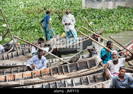 Imbarcazioni a remi a Saderghat sul fiume Buriganga, Dacca in Bangladesh Foto Stock