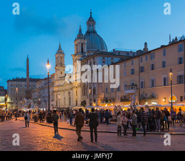 Roma, Italia. Piazza Navona e la chiesa di Sant Agnese in Agone al crepuscolo. Il centro storico di Roma è un sito Patrimonio Mondiale dell'UNESCO. Foto Stock