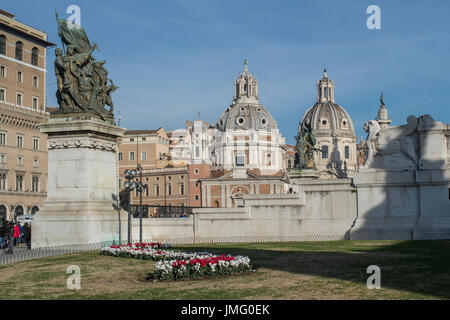 Italia Lazio Roma, Piazza Venezia e la CHIESA DI SANTA MARIA DI LORETO Foto Stock