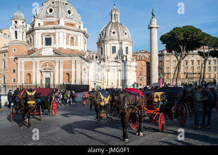 Italia Lazio Roma, Piazza Venezia e la CHIESA DI SANTA MARIA DI LORETO Foto Stock