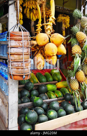 Il mercato asiatico, noci di cocco, banane, ananas, angurie e latticini pots Foto Stock