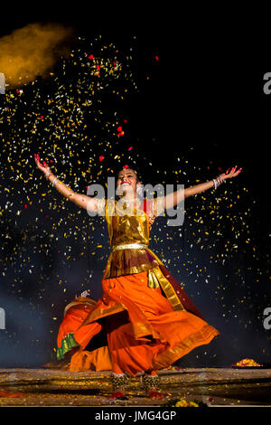 Danzatrice presso Holika Dahan celebrazione. Udaipur, Rajasthan, India Foto Stock