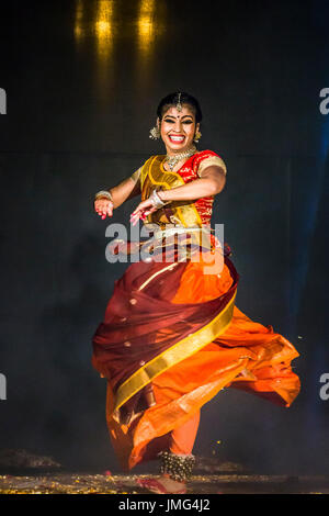 Danzatrice presso Holika Dahan celebrazione. Udaipur, Rajasthan, India Foto Stock