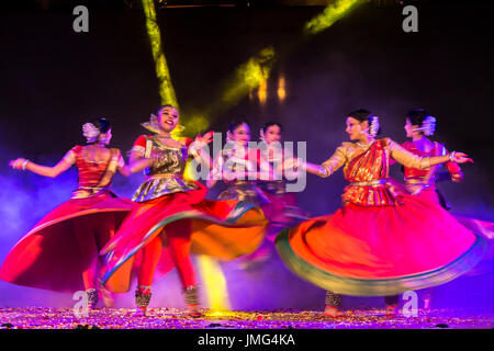 Ballerini a Holika Dahan celebrazione. Udaipur, Rajasthan, India Foto Stock