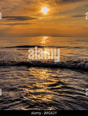 Ecco che arriva il sole a Sandsend, North Yorkshire Foto Stock