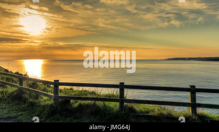 Questo è il North Yorkshire Costa, preso da Sandsend Ness guardando fuori verso Whitby. Foto Stock