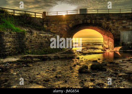 Il ponte al di sopra della vasca di tintura a Sandsend. Foto Stock