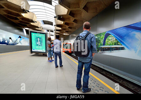 Bruxelles, Belgio. Belgica stazione della metropolitana - treno arrivando alla piattaforma Foto Stock