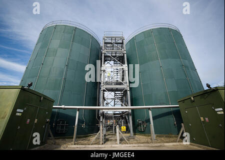 Digestori anaerobici a un impianto di trattamento delle acque in Didcot, Oxfordshire, Regno Unito. Foto Stock