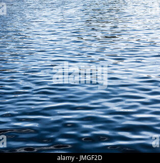 Blu scuro toni onde di acqua come superficie di sfondo e texture Foto Stock