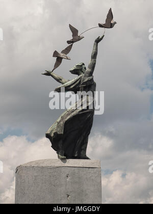 KIEV, UCRAINA - 11 GIUGNO 2016: Statua dell'era sovietica Foto Stock