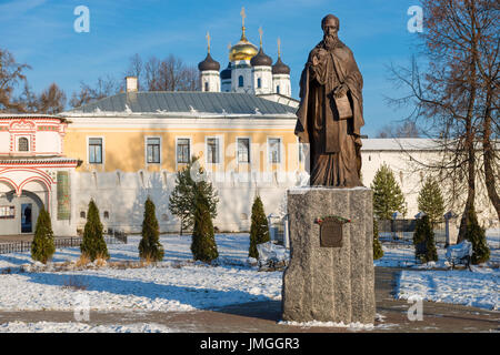 Un monumento al fondatore di Giuseppe di Volokolamsk Monastero di San Giuseppe di Volokolamsk. Installato presso l'ingresso al monastero in estate o Foto Stock