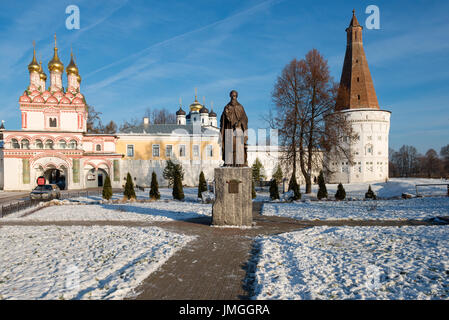 Un monumento al fondatore di Giuseppe di Volokolamsk Monastero di San Giuseppe di Volokolamsk. Installato presso l'ingresso al monastero in estate o Foto Stock